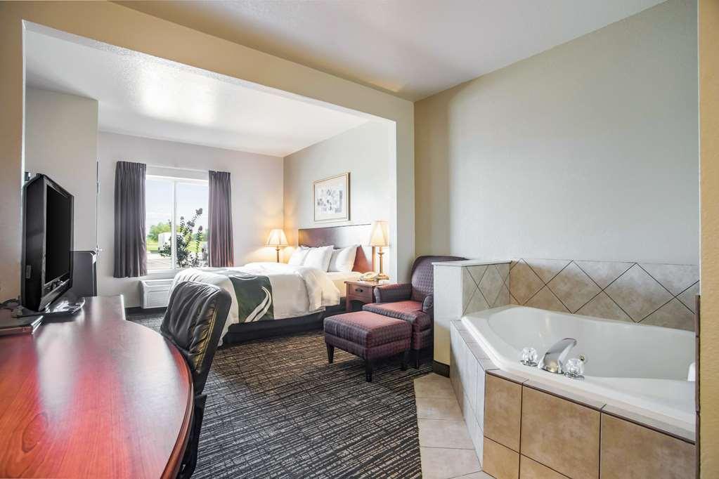 Quality Inn Parsons North Room photo