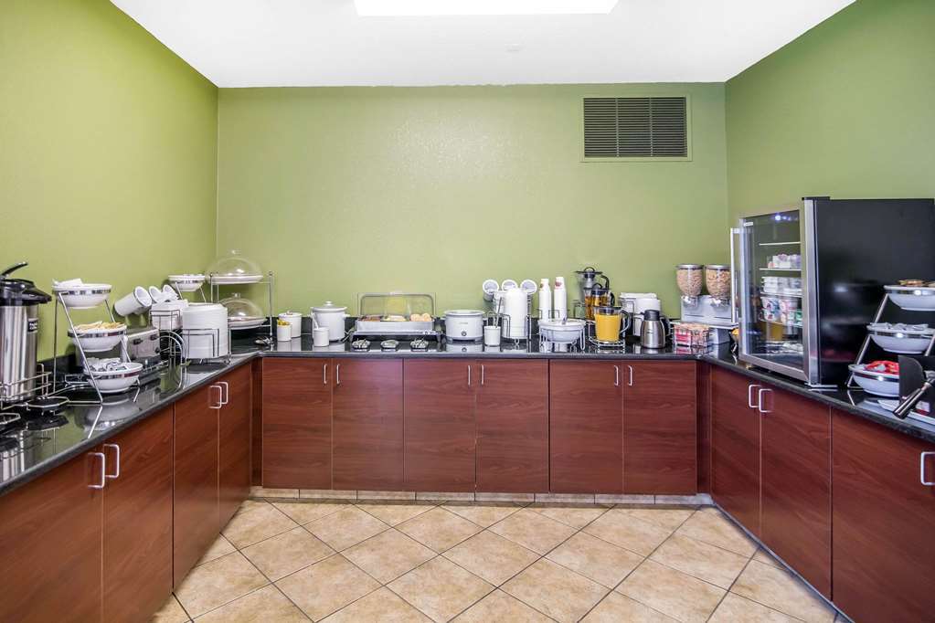 Quality Inn Parsons North Restaurant photo