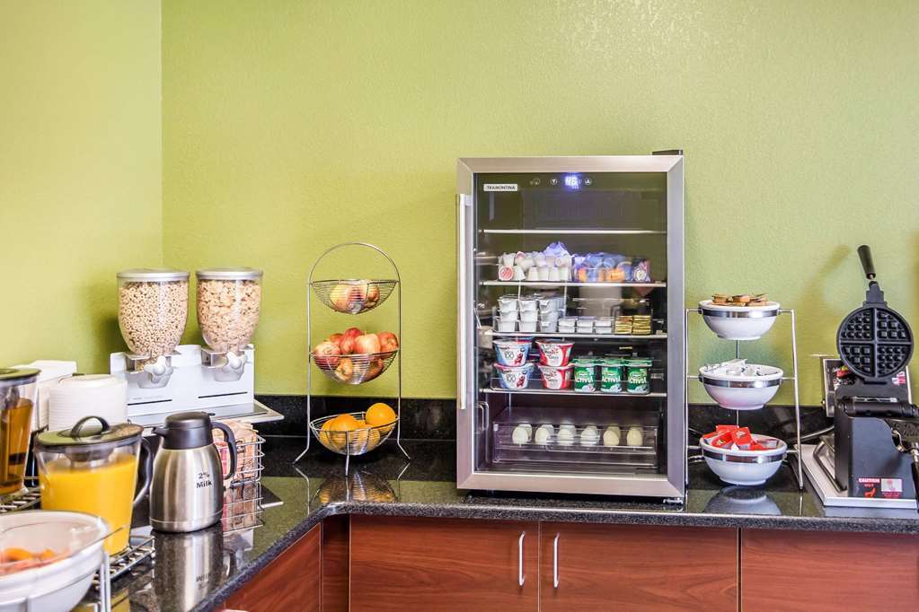 Quality Inn Parsons North Restaurant photo